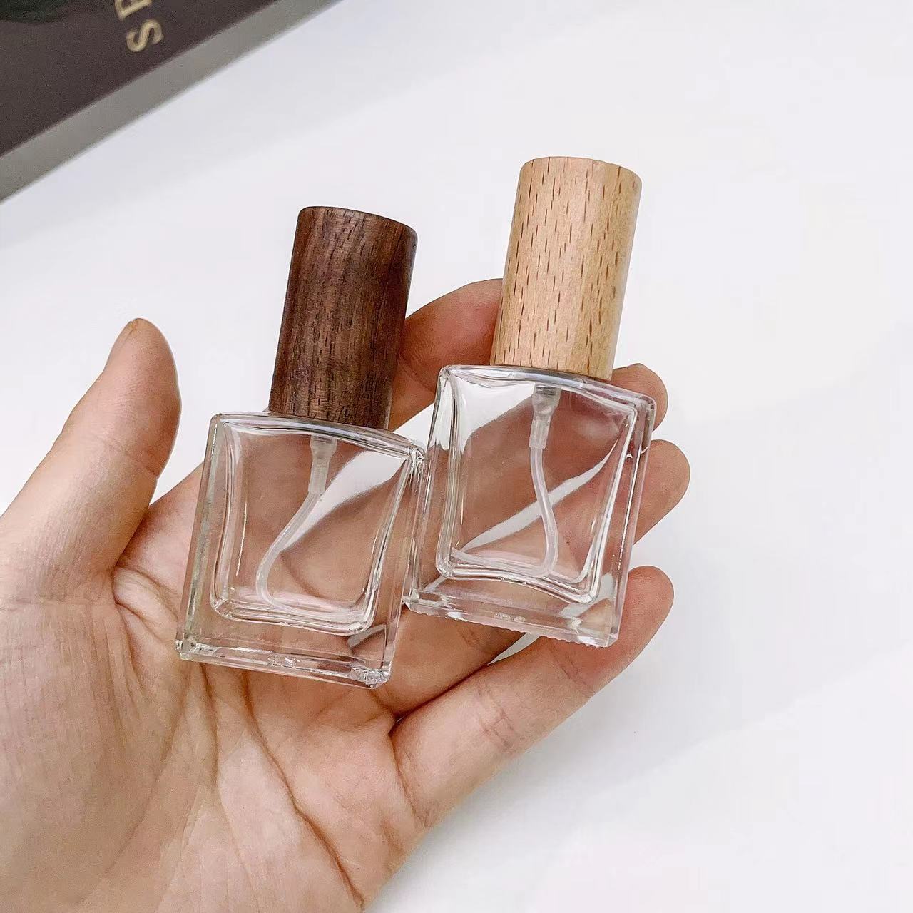 Perfume Fragrance Vending Machine - ガラスフレグランススプレー,ポータブル,正方形,詰め替え可能,木製キャップ付き,空の香水噴霧器,10ml